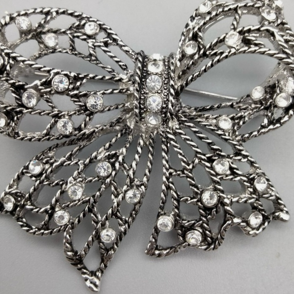 Liz Claiborne Crazy Horse Rhinestones Silver Tone Ribbon Brooch Vintage Pin